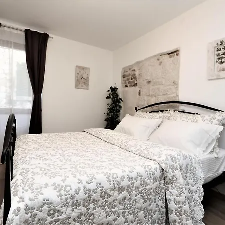 Archie Apartment