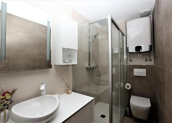 Archie Apartment Split